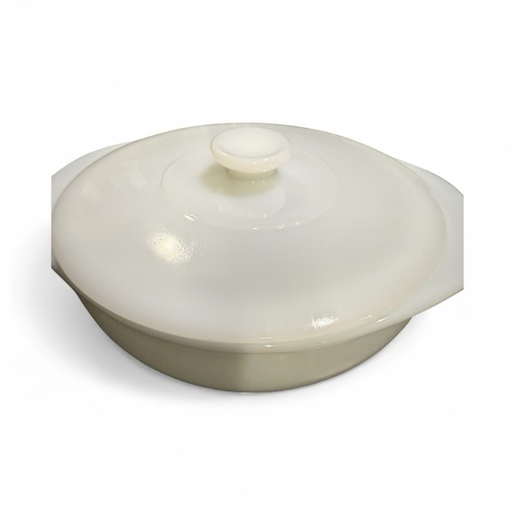 Pyrex Vintage Milk Glass 1.5 Qt Casserole Dish - Picture 2 of 3